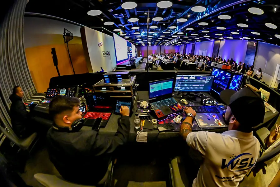 Acompanhamento técnico durante apresentação em evento